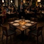 Table vide dans un restaurant bondé, illustration du phénomène des no-shows